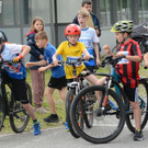 bergabe Kanall__ufer Jan-Niklas Erhart an Radfahrer Philipp Sobotta.JPG