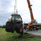 Kollision: Lkw und Traktor landen im Straßengraben