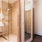 badezimmer_im_standardzimmer_cooee_alpin_hotel_bad_kleinkirchheim.jpg