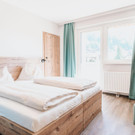doppelbett_im_standard_familienzimmer_cooee_alpin_hotel_bad_kleinkirchheim.jpg