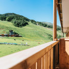balkon_im_kaiserburg_familienzimmer_cooee_alpin_hotel_bad_kleinkirchheim.jpg
