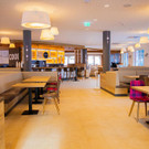 der_schoen_gestaltete_restaurantbereich_cooee_alpin_hotel_bad_kleinkirchheim.jpg