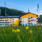 inmitten_einer_gruenen_wiese_liegt_das_cooee_alpin_hotel_bkk_cooee_alpin_hotel_bad_kleinkirchheim.jpg
