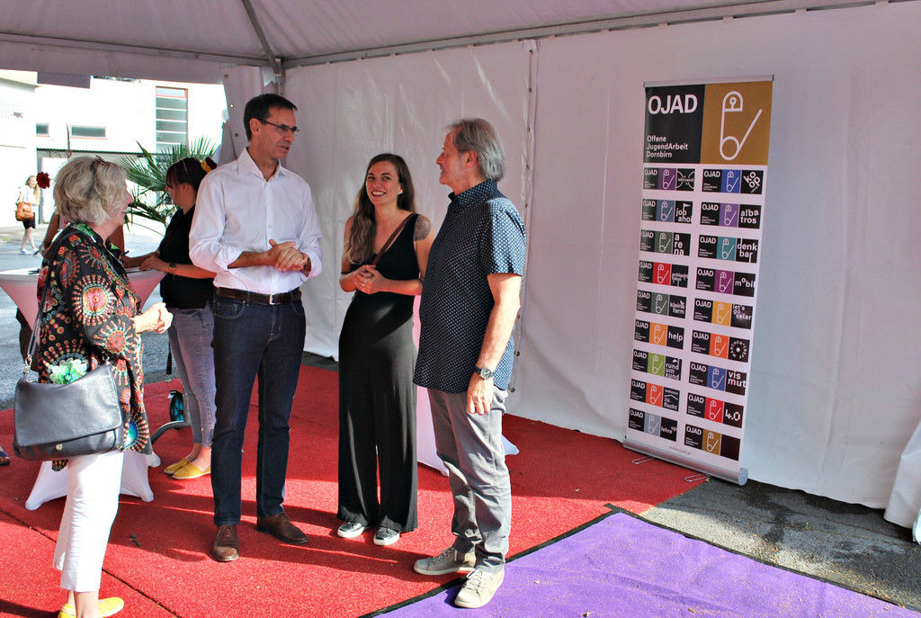 DSC_2998-LH Markus Wallner und LR Katharina Wiesflecker werden bei ihrem Eintreffen von Martina Nachbaur und Kurt Nachbaur b.JPG