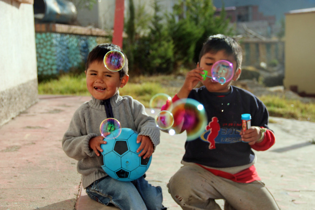 kinder-mit-seifenblasen.jpg