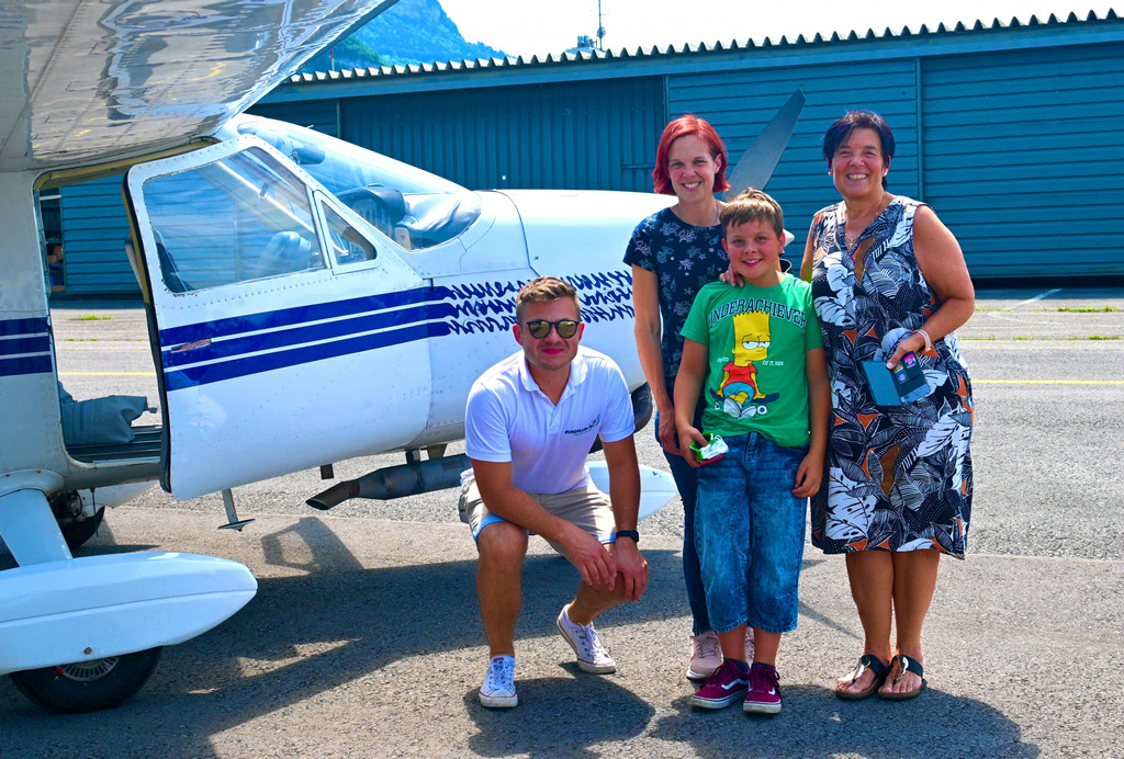 Pilot Stefan Hainzl und Passagiere.jpeg