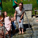 Kneipp und Relax Garten Kl__sterle Olivia und Ida mit Mama Michaela.jpg