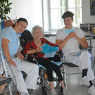 Ehrenamtliche schenken Senioren Zeit 