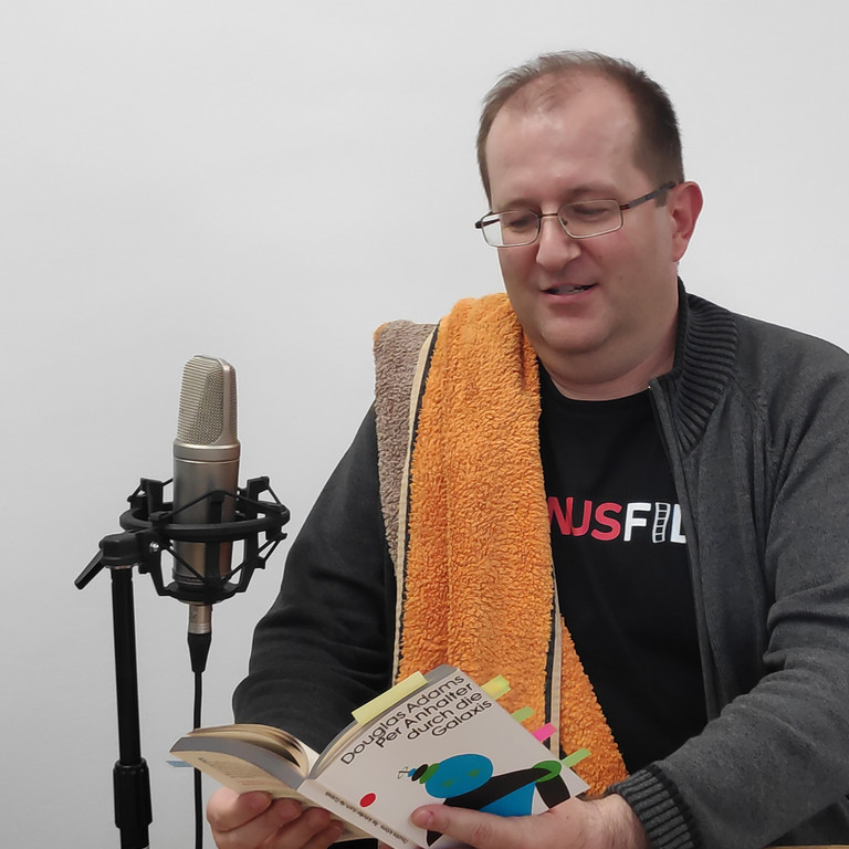 Philipp liest aus Per Anhalter durch die Galaxis.jpg