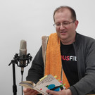 Philipp liest aus Per Anhalter durch die Galaxis.jpg