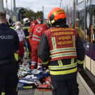 Beim Einsatz nach dem Unfall mit der Badner Bahn: 39-Jährige schwer verletzt