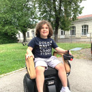 Bojan erhält Rollstuhl und Rollator