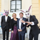 Aline Basel_ Mario Reichel mit Hase u Grinsekatze_JH11058.jpg