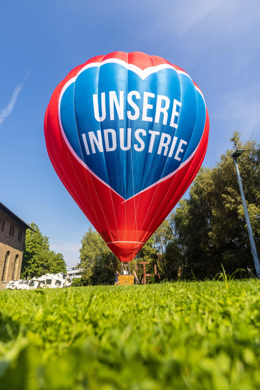 2_Hei__luftballon_Unsere Industrie ist f__r die Menschen da_c Sams.jpg