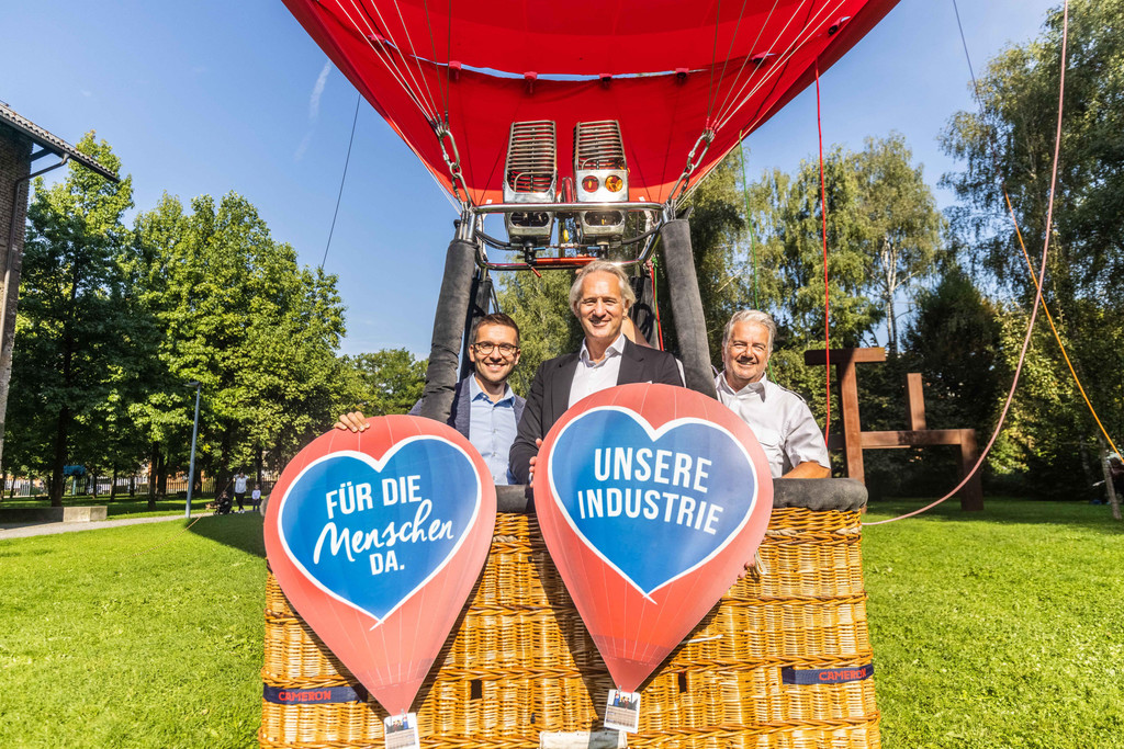 3_IV-Gesch__ftsf__hrer Christian Zoll und IV-Pr__sident Martin Ohneberg im IV-Hei__luftballon_c Sams.jpg