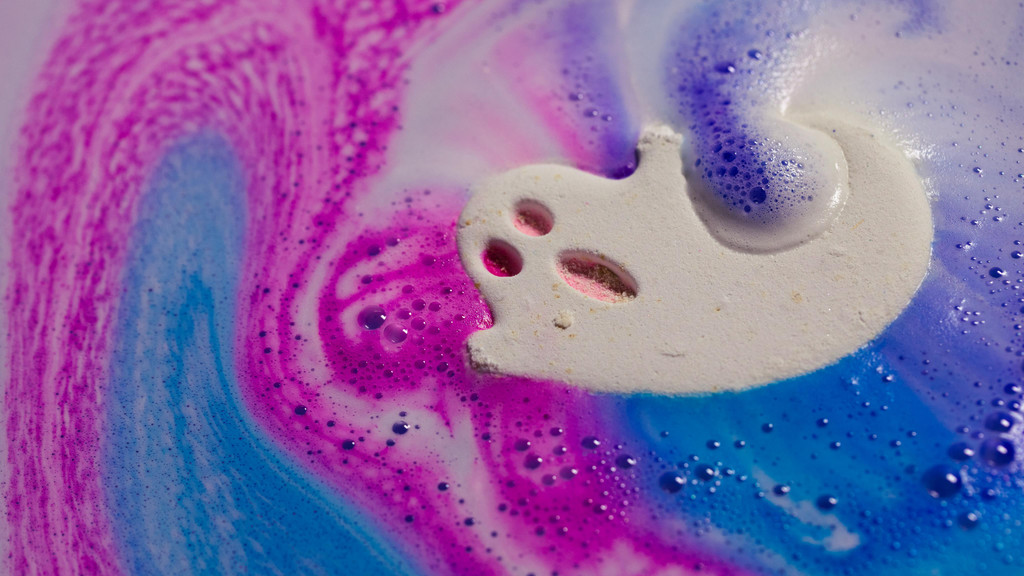 ghostie_bath_bomb_hero_2021-6.jpg