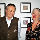 Collage-K__nstlerin Astrid Nimeth vor ihren Bildern mit Peter Stepany.JPG