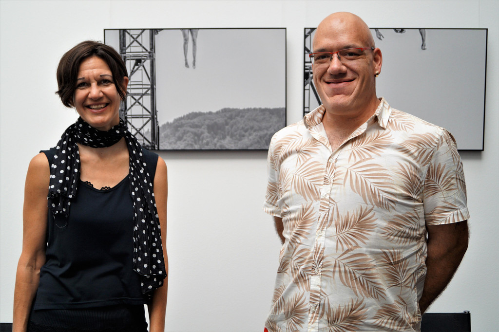 K__nstlerin Daria Martinoni vor ihren Bildern mit K__nstler Manuel Lunardi.JPG