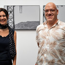 K__nstlerin Daria Martinoni vor ihren Bildern mit K__nstler Manuel Lunardi.JPG