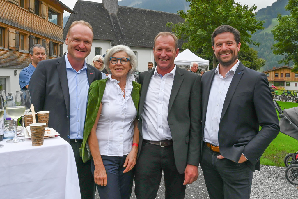 Unter den Festg__sten waren zahleiche  B__rgemeisterInnen.jpg