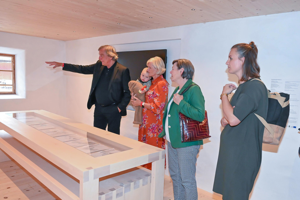 Walter Lingg f__hrte durch die Ausstellung.jpg