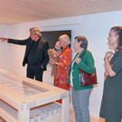 Walter Lingg f__hrte durch die Ausstellung.jpg