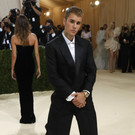 2021-09-14T012055Z_274219150_HP1EH9E03QS4C_RTRMADP_3_FASHION-MET-GALA.JPG