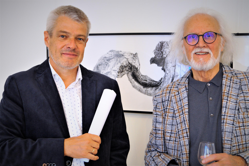 Landessanit__tsdirektor Wolfgang Grabher mit dem K__nstler Hugo Ender.JPG