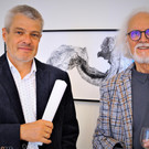 Landessanit__tsdirektor Wolfgang Grabher mit dem K__nstler Hugo Ender.JPG