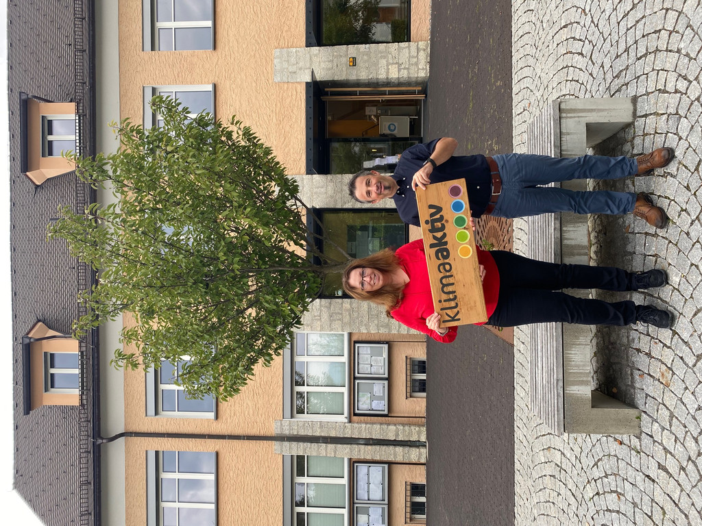 Dafins V 182_Foto mit dem B__rgermeister vor der Gemeinde Zwischenwasser.jpg