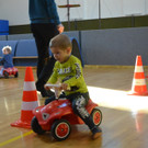 Mit dem Bobbycar durch die Turnhalle