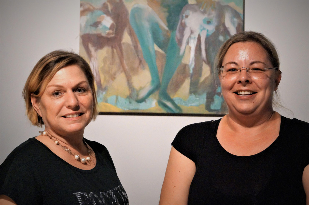 Evelyn Adametz und Astrid Pitter sorgten f__r das leibliche Wohl.JPG