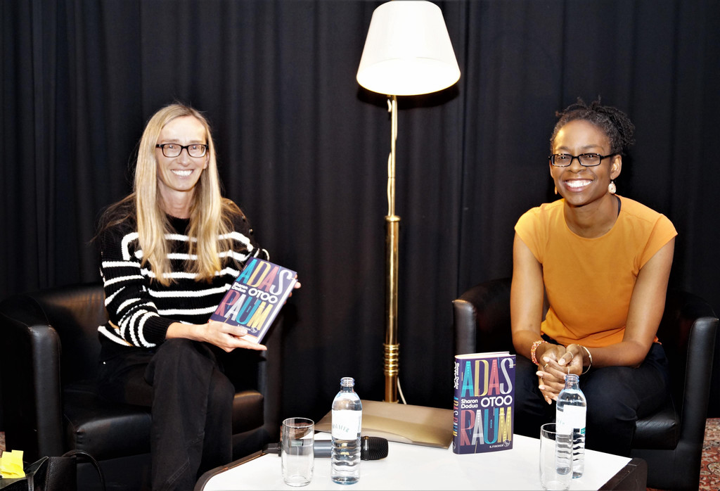 Ingrid F__rhapter vom F_M_ Felder Archiv mit Buchautorin Sharon Dodua Otoo.JPG
