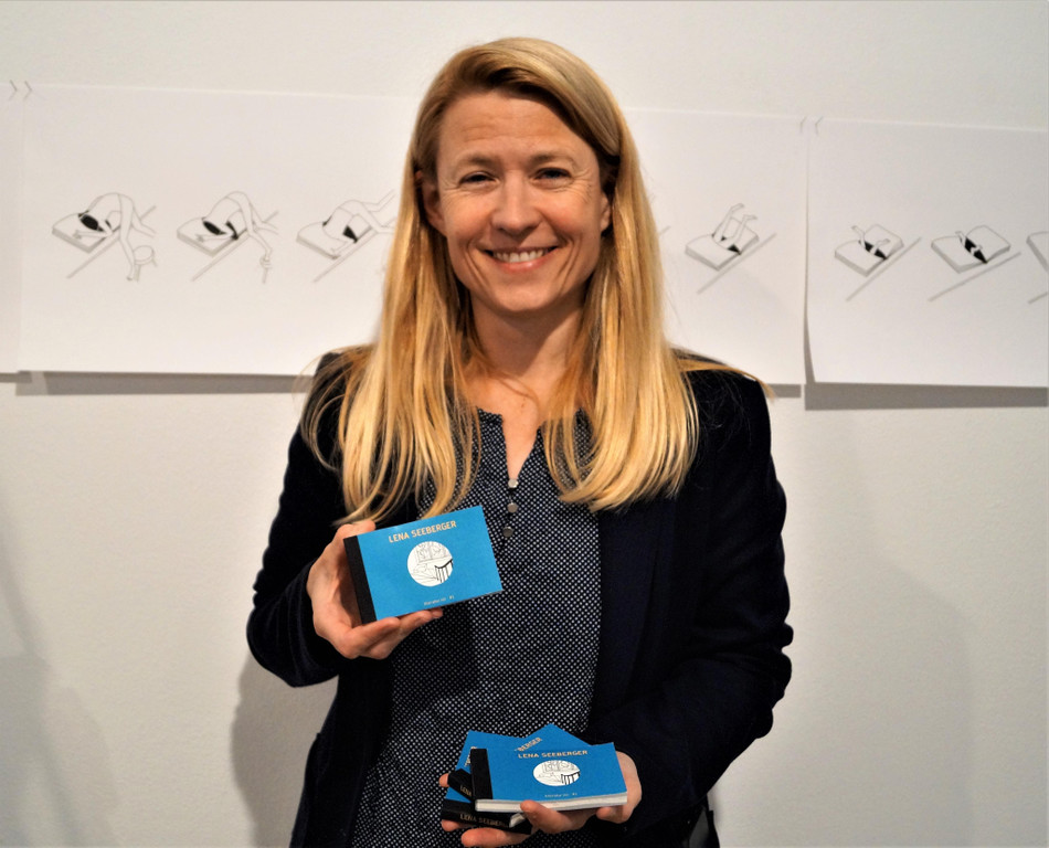 Frauke K__hn pr__sentiert die ersten Daumenkinos.JPG