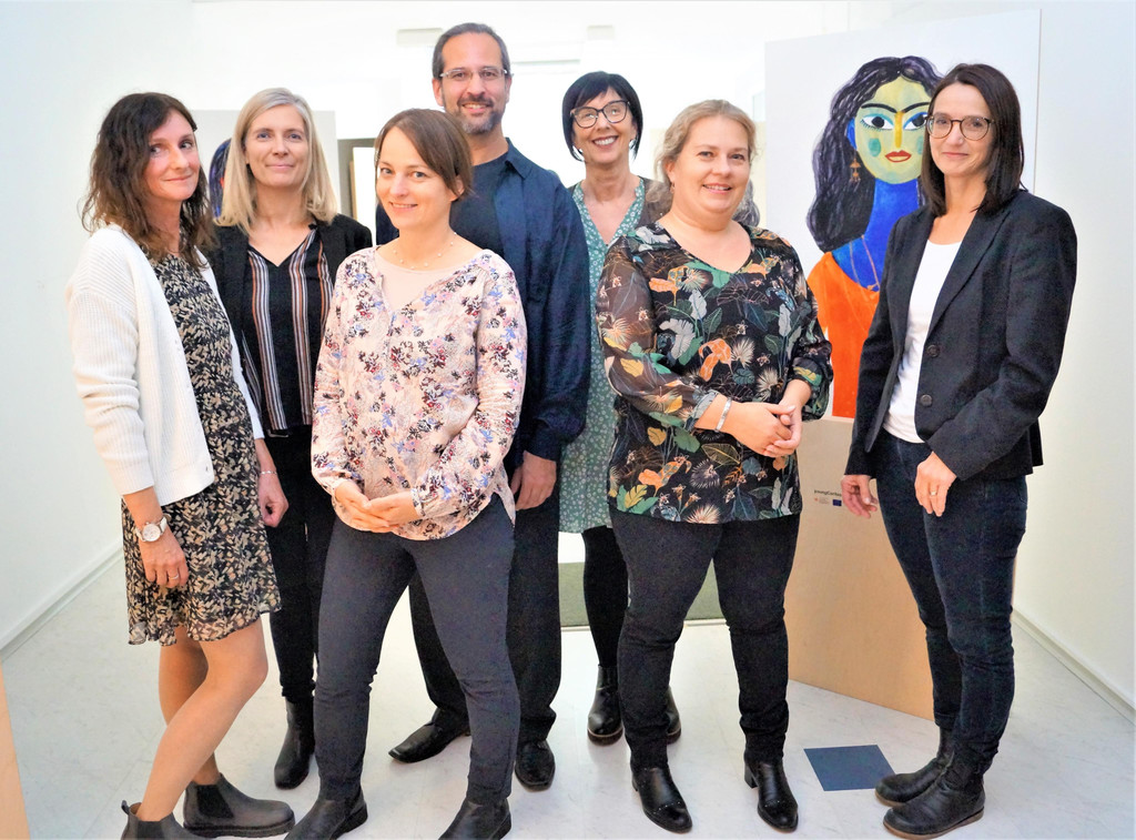 v_li_ Sabine Fulterer_ Elisa Rosegger_ Sophie Lindner_ Musiker Neal Banerjee_ Ingrid B__hler_ Miryam Vallaster und Sylvia kK.JPG