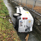 Dornbirn: Pkw durchschlägt Zaun und landet im Kanal