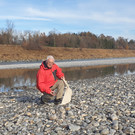 Peter Berger ist auf Schatzsuche am Rhein und verpasst den Steinen den richtigen Schliff.