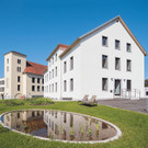 1_2_gebaeude_teich_7505.jpg