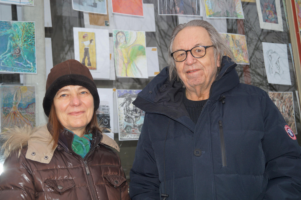 Architektin Kornelia Rhomberg und Musiker Ulrich Gabriel waren angtan von den kleinen Kunstwerken.JPG