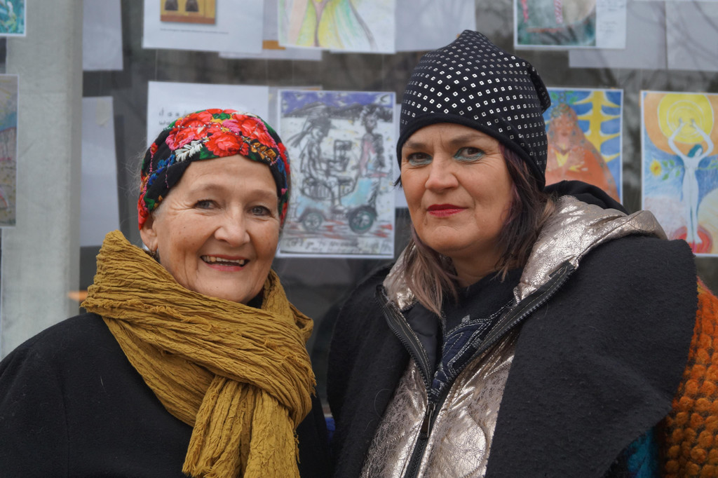 Die k__nstlerinnen Margarete M__ller und Bettina Bohne.JPG