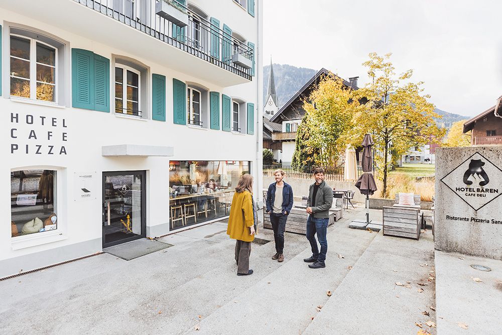 1-1_alternative__mit_Leuten_aber_ohne_Brunnenvai_HOTEL-BAEREN-Mellau-211022-005.jpg