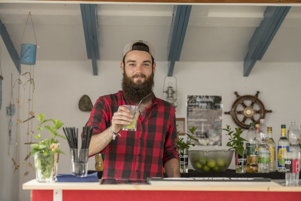 Sam als Cocktailmixer auf einer OJAD-Veranstaltung.jpg