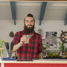 Sam als Cocktailmixer auf einer OJAD-Veranstaltung.jpg