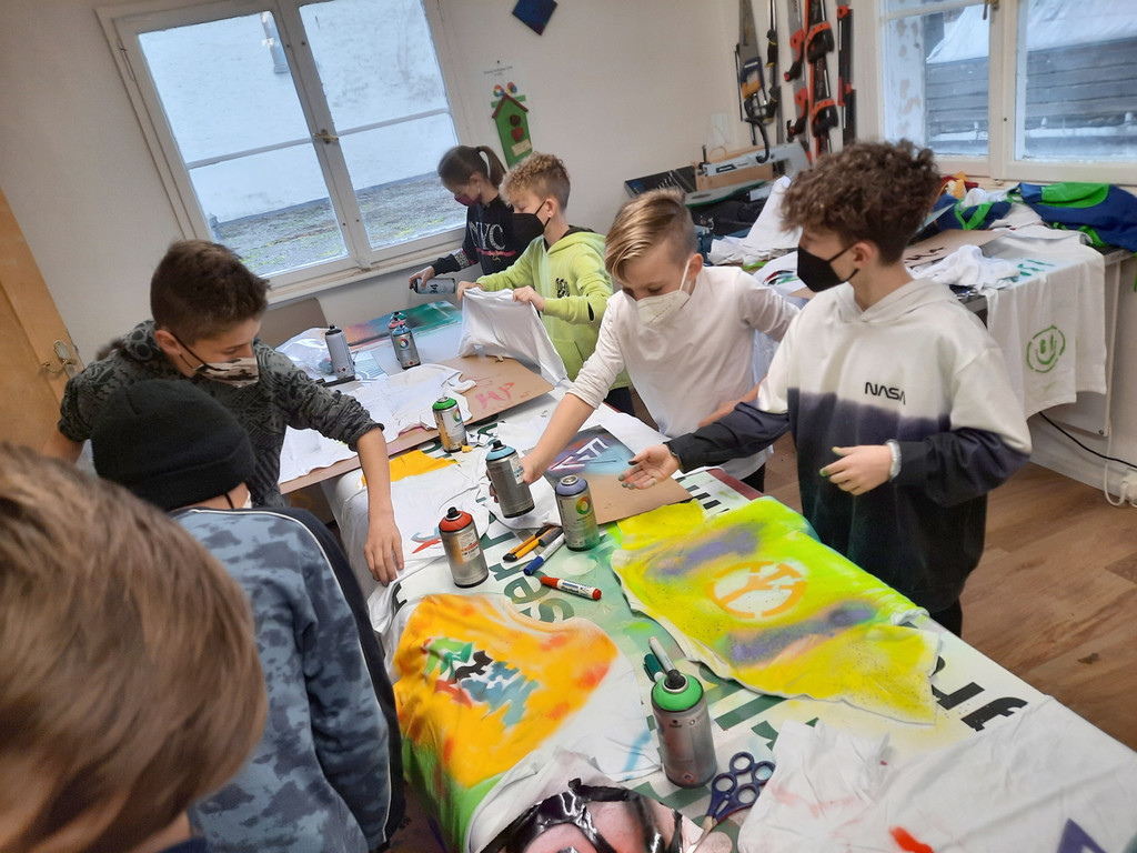 tshirt graffiti semesterferien_20220217 __ mg rankweil - matt _1_.jpg