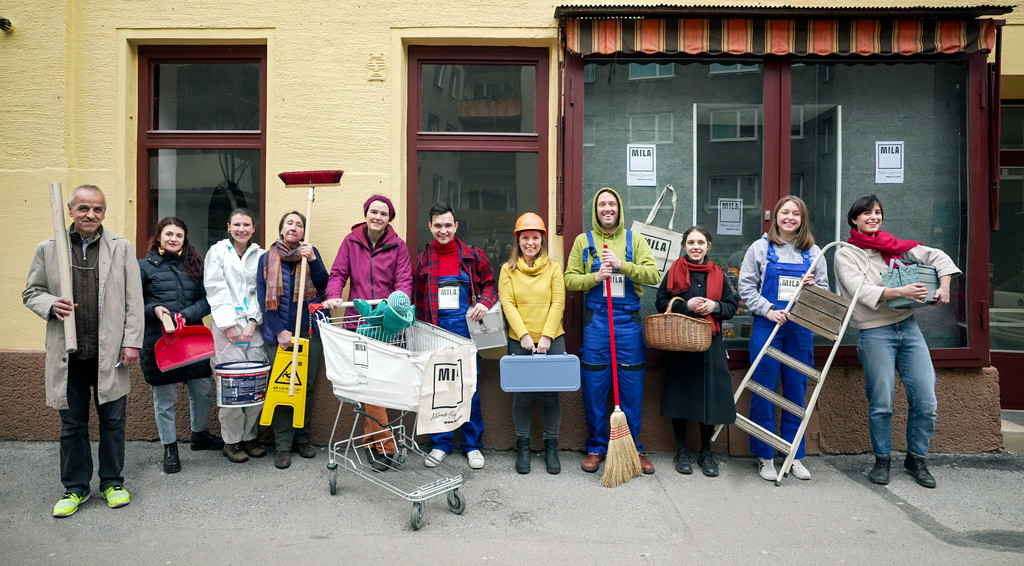 MILA_Gruppenfoto vor Minimarkt Haberlgasse__c_ Victor K__ssl.jpg