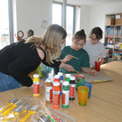 Kinder bemalen ihren Spielraum