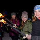 Funkenabbrennen Dalaas 2022 Vanessa_ Lorena und Chiara beobachteten das Funkenabbrennen mit Fackeln.jpg