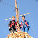 Funken Wald a_ A_ 2022 Daniel und Florian halfen beim Funkenaufbau tatrk__ftig mit.jpg
