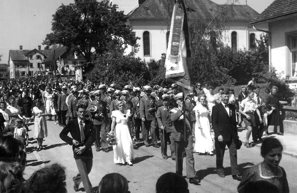 Musikverein A Lochau FAHNENWEIHEFEST im Jahr 1950 FESTZUG mit FAHNE Bericht M__rz 2022.jpg
