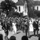 Musikverein A Lochau FAHNENWEIHEFEST im Jahr 1950 FESTZUG mit FAHNE Bericht M__rz 2022.jpg